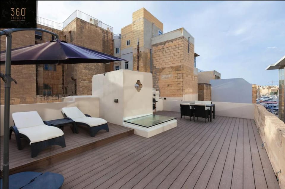 Property building, Patio, Day, View (from property/room), Balcony/Terrace, Living room, Seating area, sunbed