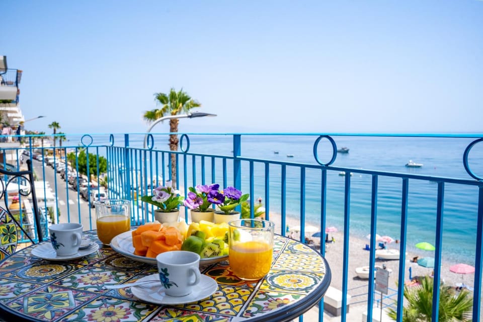 Day, Natural landscape, View (from property/room), Balcony/Terrace, Dining area, Sea view