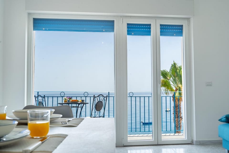 Natural landscape, View (from property/room), Balcony/Terrace, Dining area, Sea view