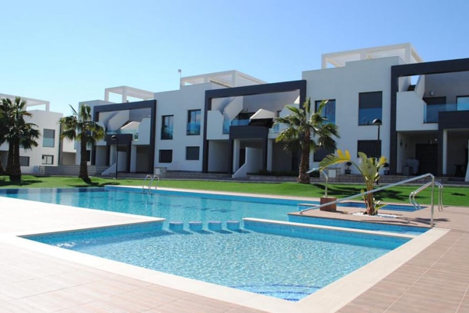 Day, Pool view