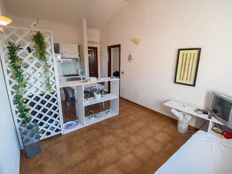 Kitchen or kitchenette, Dining area, air conditioner
