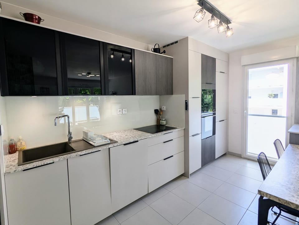 Kitchen or kitchenette, Dining area, dishwasher, oven, stove