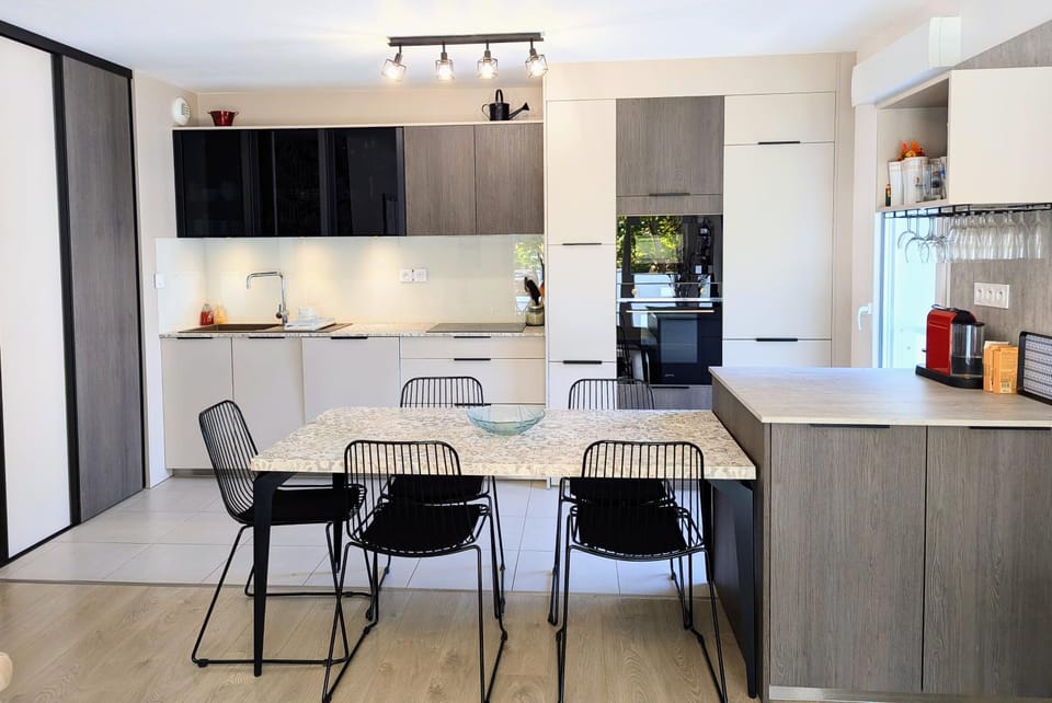 Coffee/tea facilities, Kitchen or kitchenette, Dining area, dishwasher, oven, stove, toaster