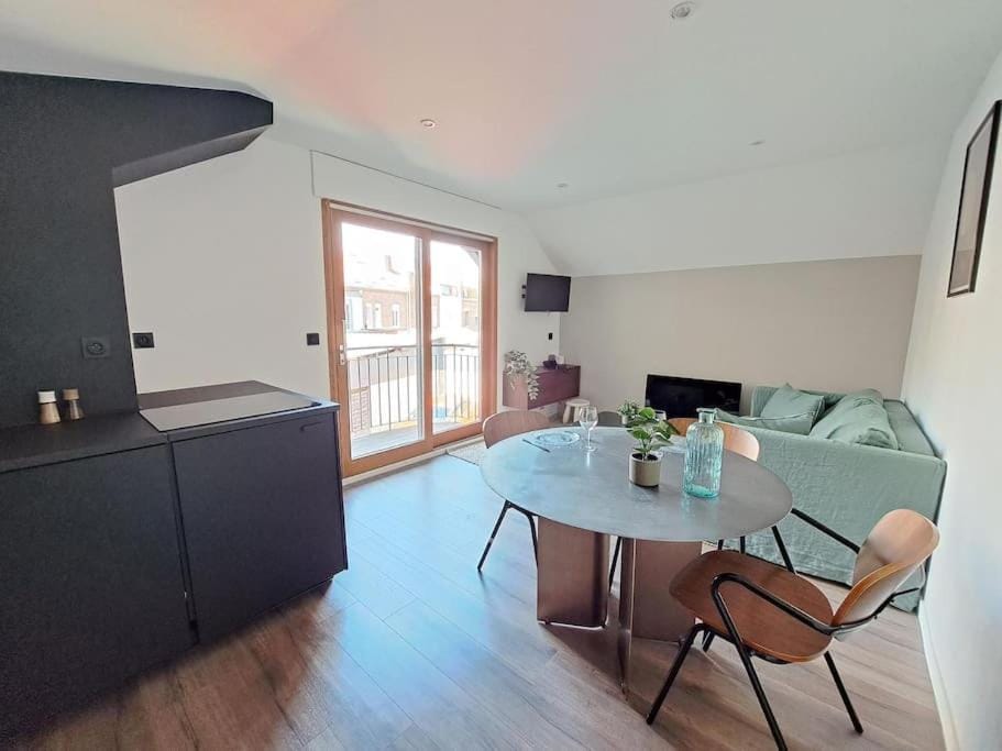 Kitchen or kitchenette, Seating area