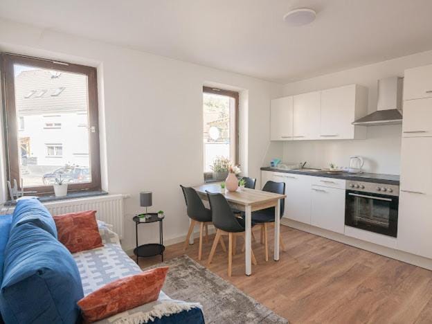 Kitchen or kitchenette, Living room, Seating area, Dining area, oven, stove