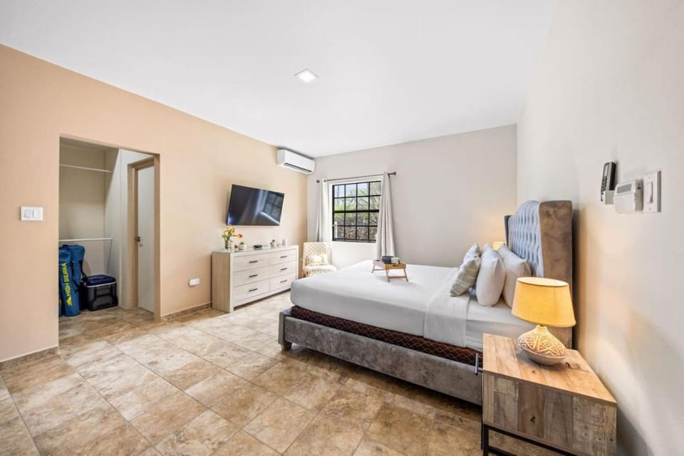 LUXE 3BR and 3BA Villa w Pool Villa Leone by Bocobay Apartment in Noord