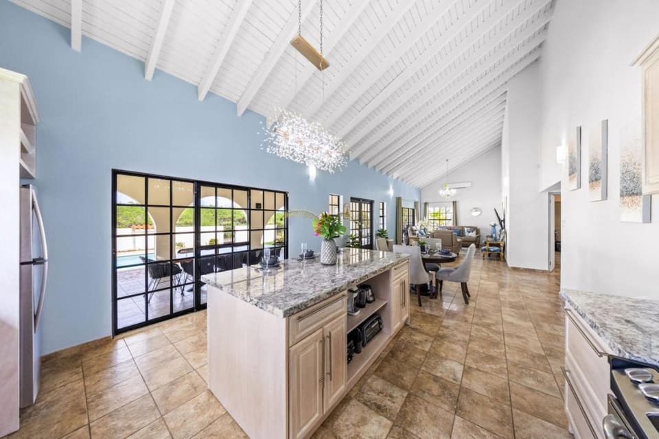 LUXE 3BR and 3BA Villa w Pool Villa Leone by Bocobay Apartment in Noord