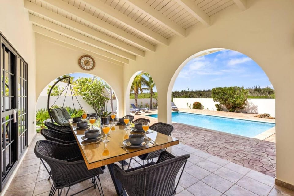 LUXE 3BR and 3BA Villa w Pool Villa Leone by Bocobay Apartment in Noord