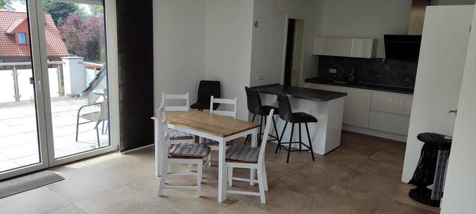 Kitchen or kitchenette, Seating area, Dining area