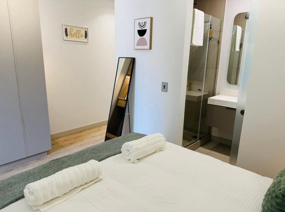 Modern Rosebank Apt - Parking, 5 Min to Gautrain Apartment in Johannesburg