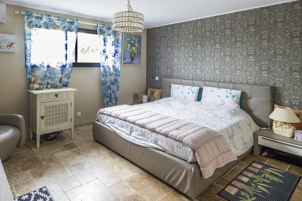 Photo of the whole room, Bedroom