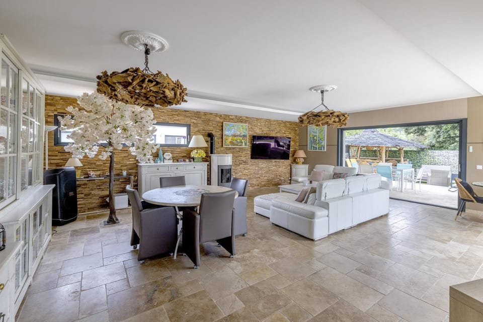 Seating area, Dining area