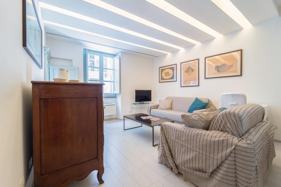 Communal lounge/ TV room, TV and multimedia, Living room, Seating area, Evening entertainment