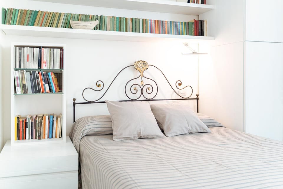 Bed, Library, Photo of the whole room, Bedroom