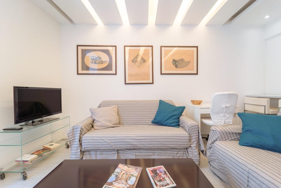 Communal lounge/ TV room, TV and multimedia, Living room, Seating area, Evening entertainment