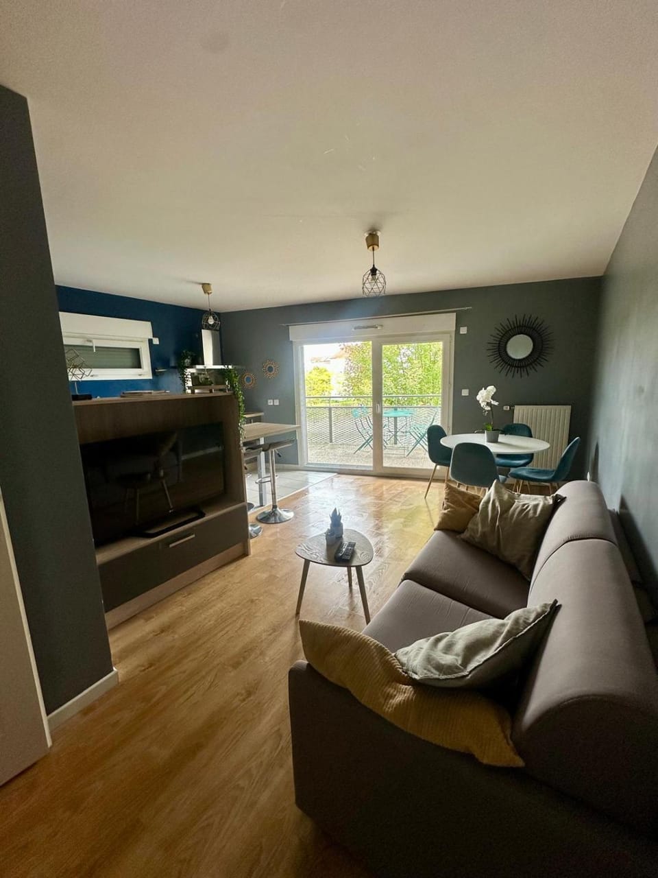 Bed, TV and multimedia, Living room, Seating area