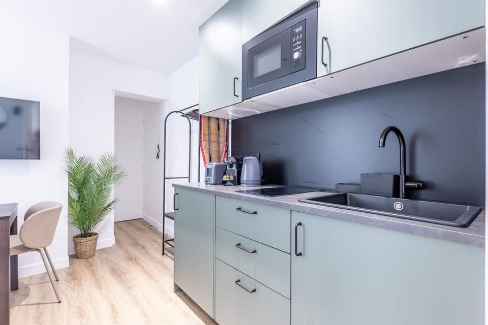 Chic 4-Star Studio Only 10 Minutes from Le Marais Apartment in Paris