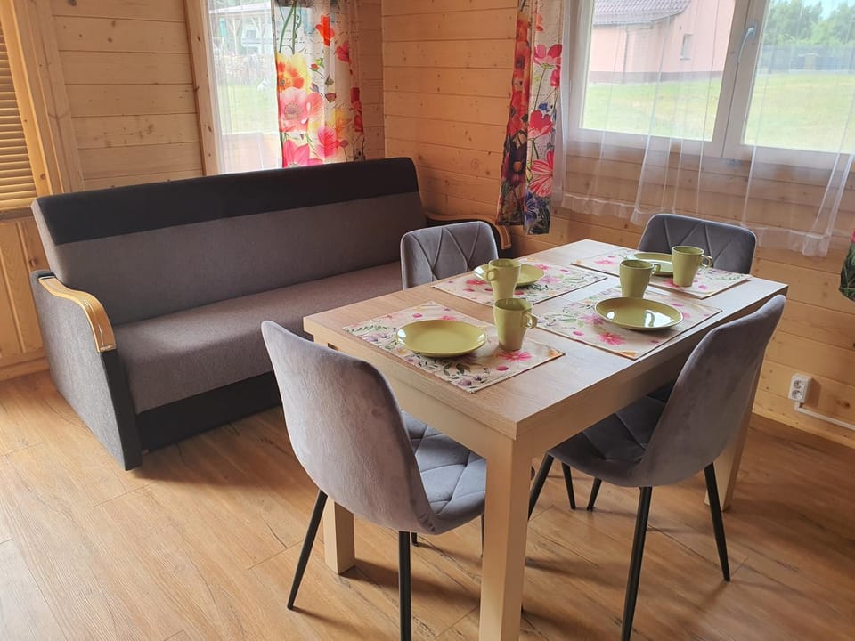 Living room, Food and drinks, Seating area, Dining area, Food