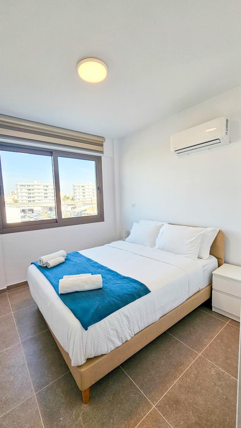 Bed, Bedroom, towels, air conditioner