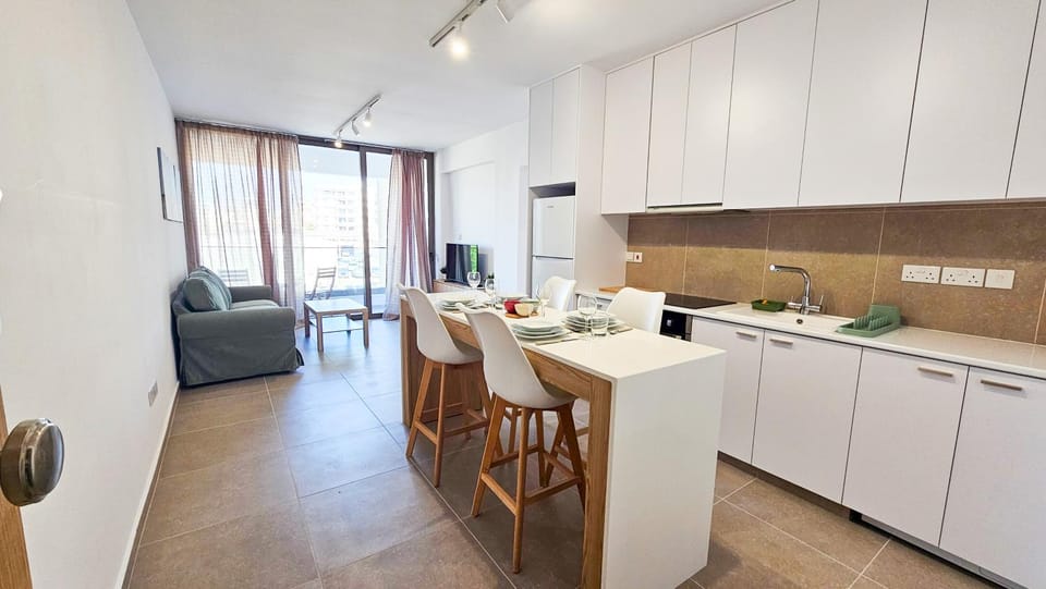 Kitchen or kitchenette, Living room, Seating area, Dining area, stove