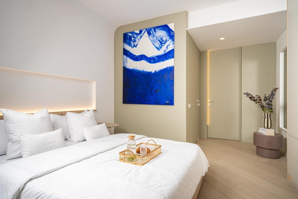 Bed, Photo of the whole room, Seating area, Bedroom