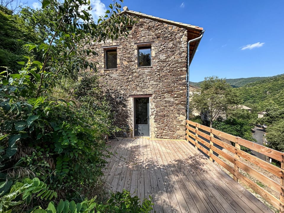Property building, Day, Natural landscape, Balcony/Terrace, Mountain view