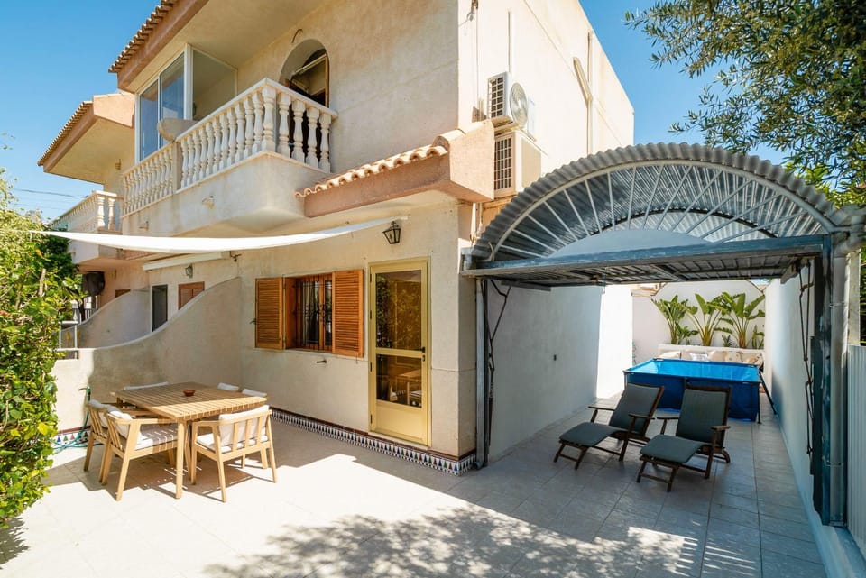 Property building, Patio, Day, Balcony/Terrace, Dining area, sunbed