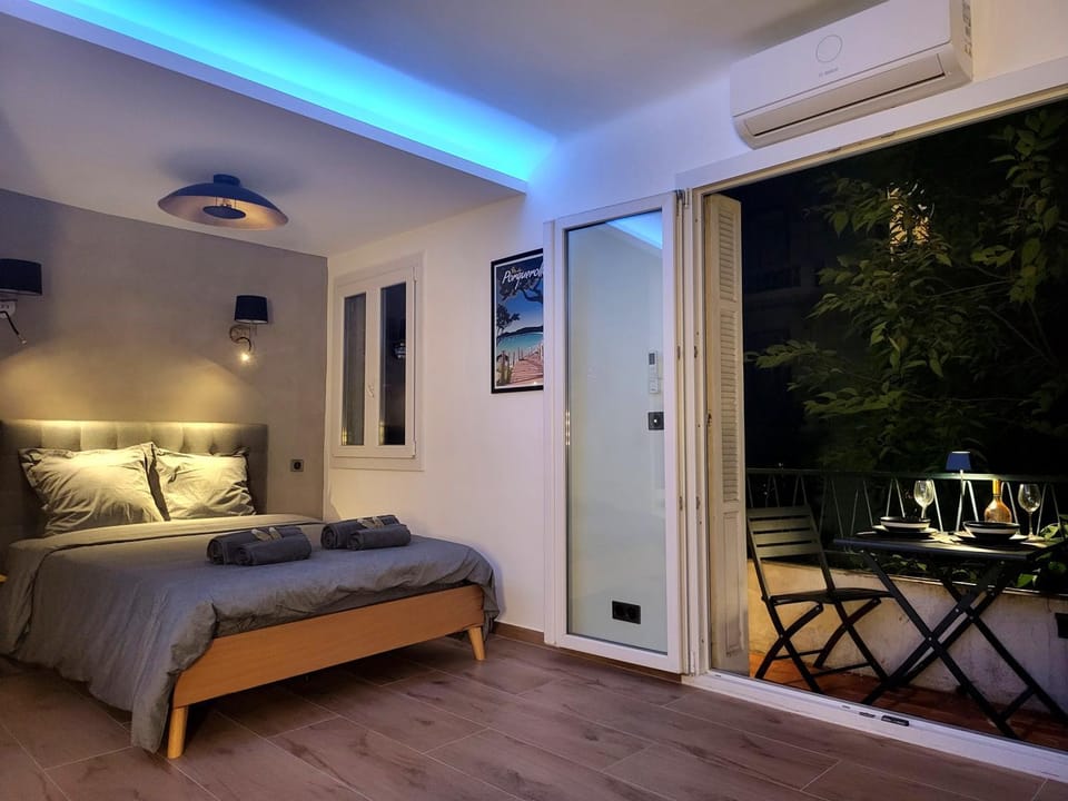 Bed, Living room