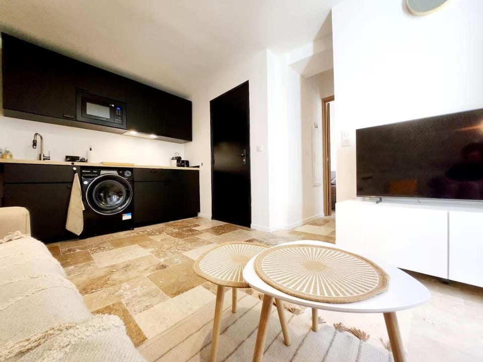 Kitchen or kitchenette, washing machine