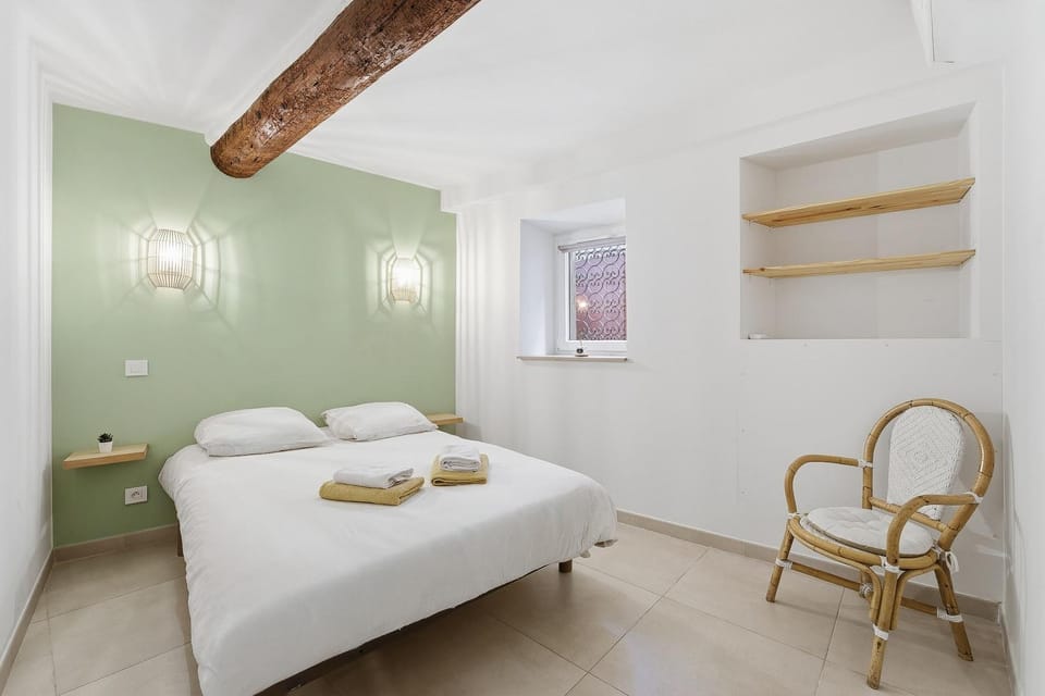 Photo of the whole room, Bedroom