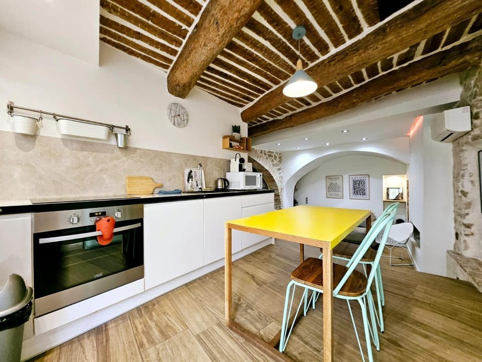 Kitchen or kitchenette, Dining area