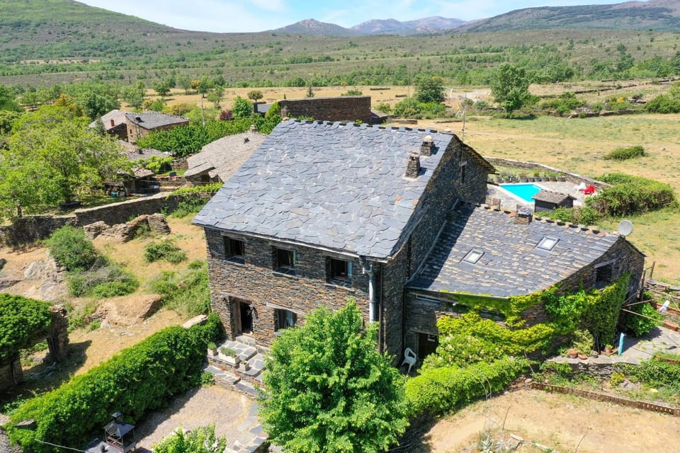 Property building, Nearby landmark, Natural landscape, Bird's eye view, Landmark view, Mountain view, Pool view, Swimming pool