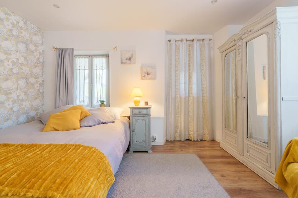 Photo of the whole room, Bedroom