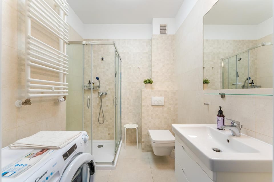 Shower, Toilet, Bathroom, towels, washing machine