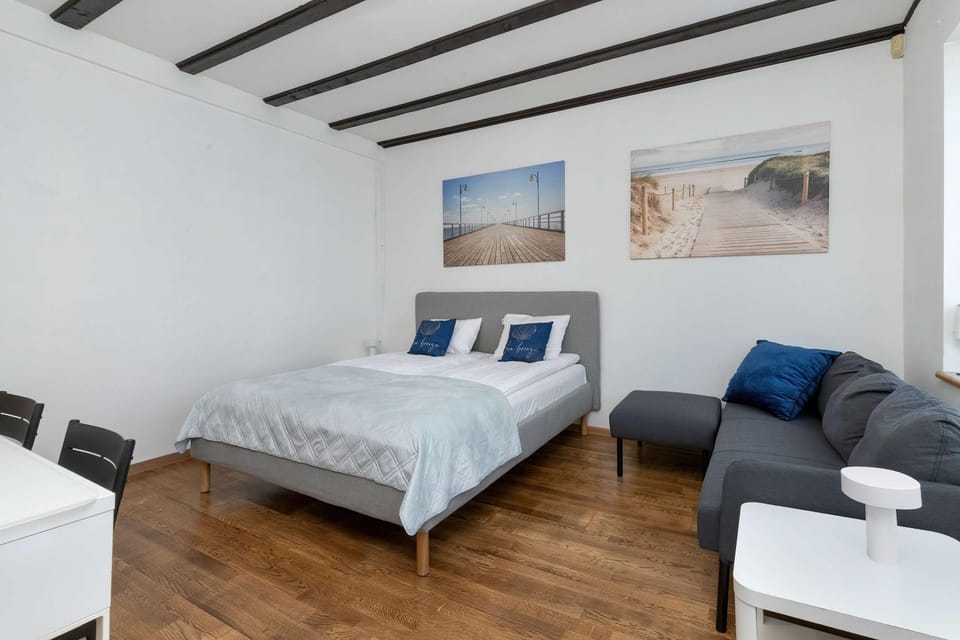 Bed, Seating area, Bedroom