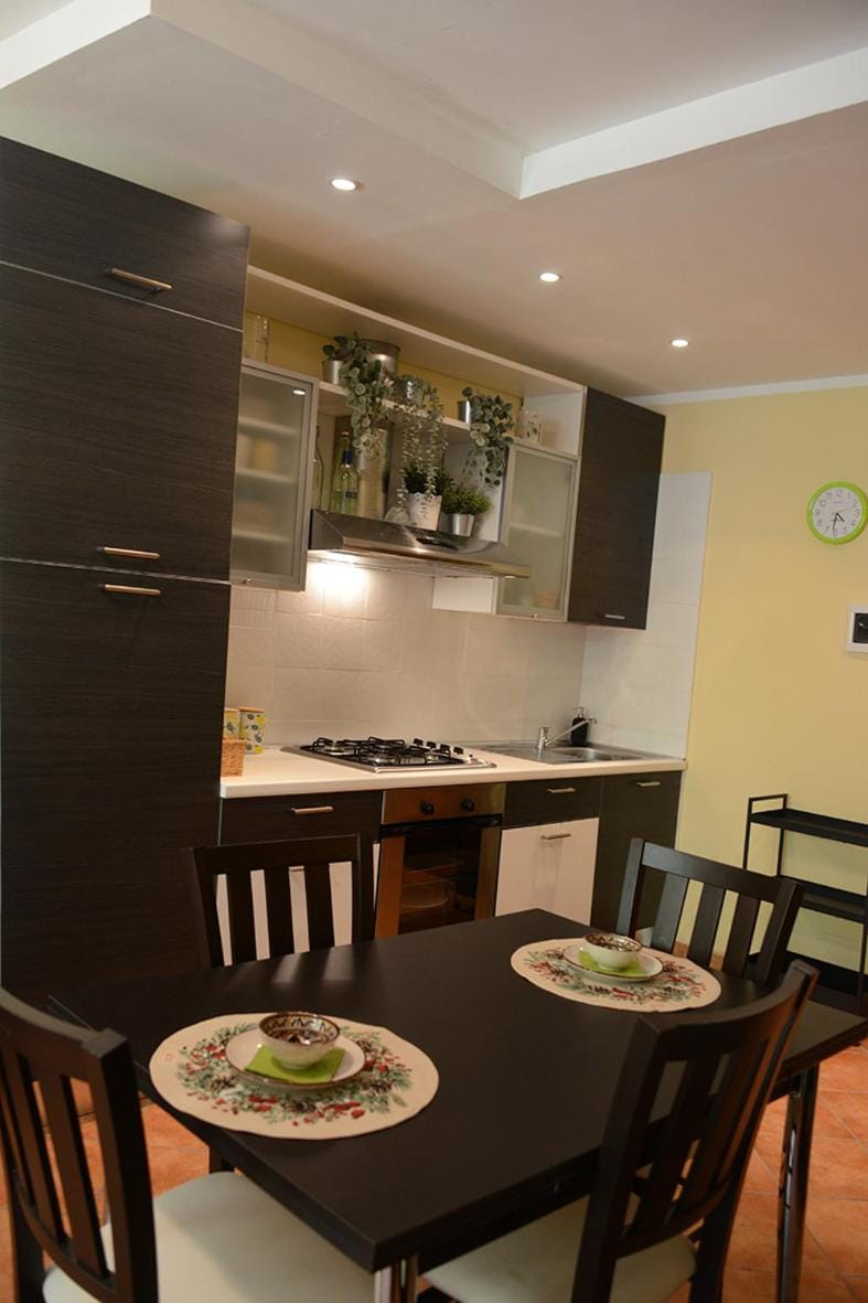 Kitchen or kitchenette, Dining area, oven, stove