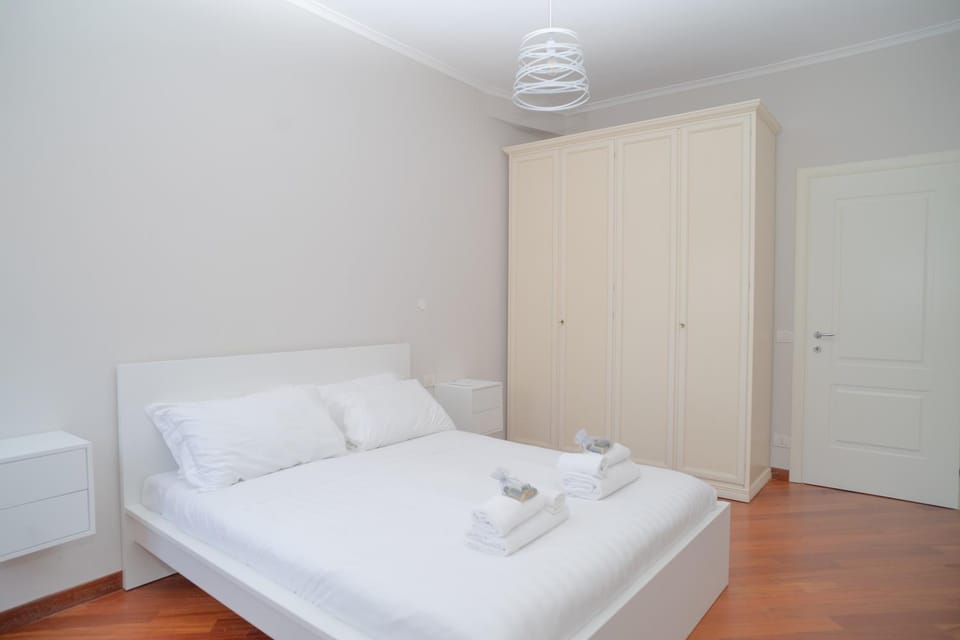Photo of the whole room, Bedroom, towels
