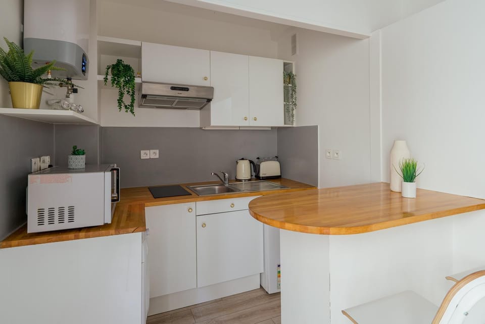 Kitchen or kitchenette