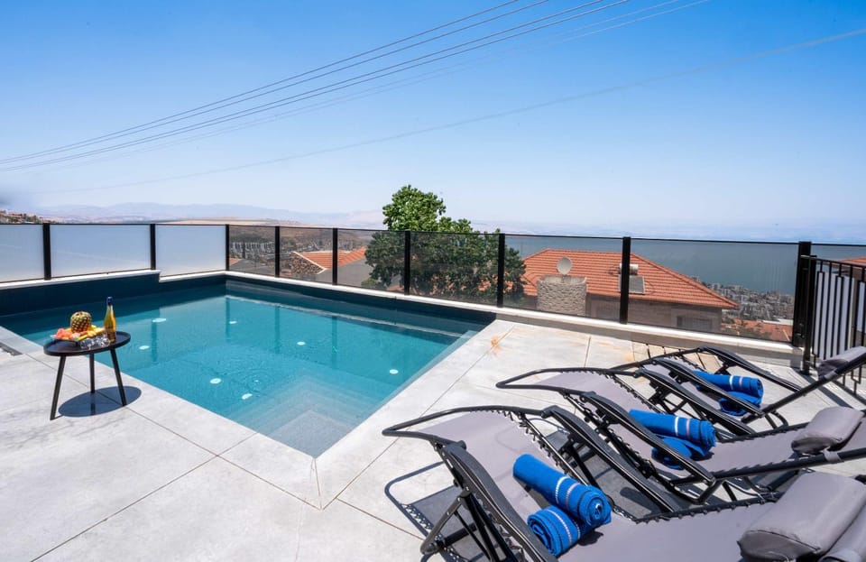 Natural landscape, Balcony/Terrace, Swimming pool, sunbed