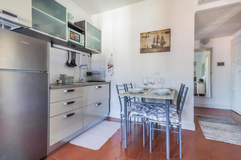 Kitchen or kitchenette, Dining area, microwave