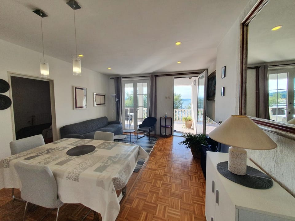 Laurus Nr3 in front of the beach Apartment in Novigrad