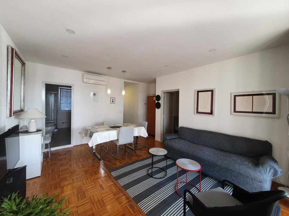 Laurus Nr3 in front of the beach Apartment in Novigrad