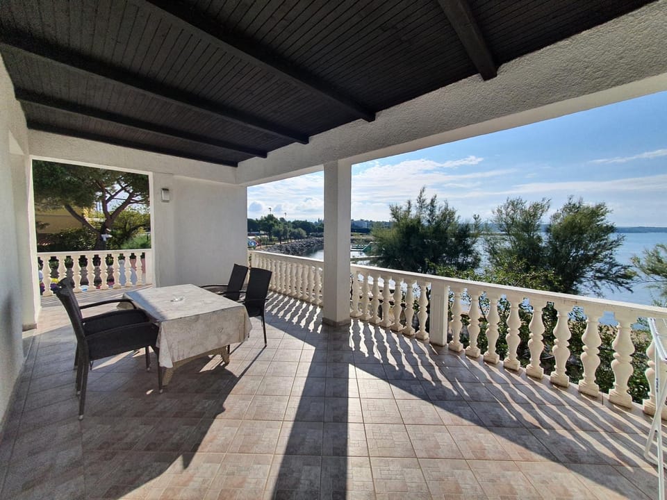 Laurus Nr3 in front of the beach Apartment in Novigrad