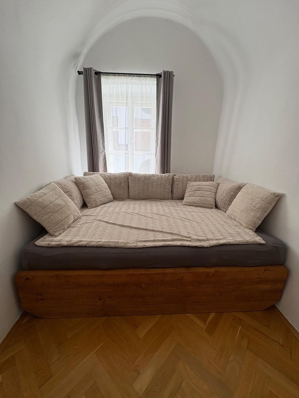 Bed, Living room, Photo of the whole room, Seating area, Bedroom