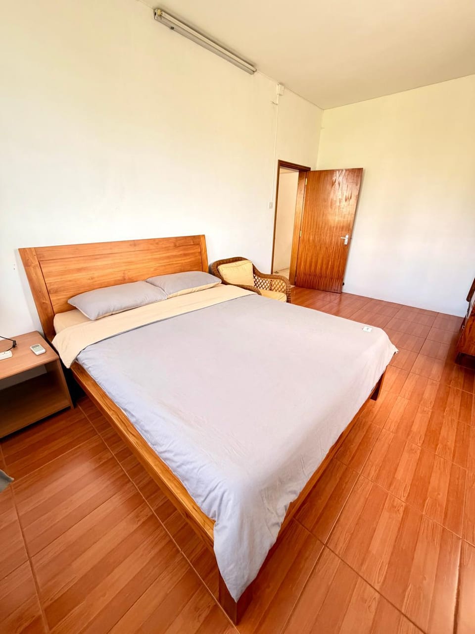 Photo of the whole room, Bedroom, wardrobe