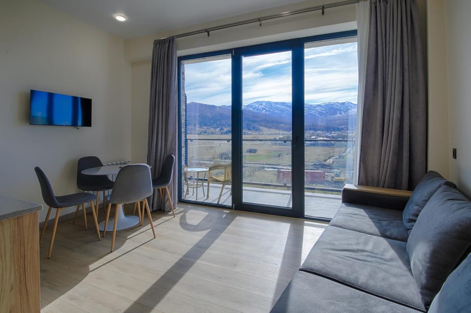Natural landscape, TV and multimedia, Living room, Seating area, Mountain view
