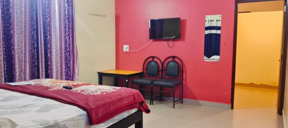 Communal lounge/ TV room, Bed, TV and multimedia, Photo of the whole room, Bedroom