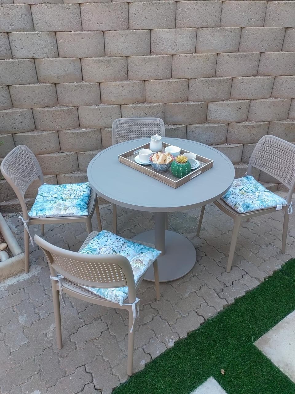 Patio, Day, Seating area, Dining area