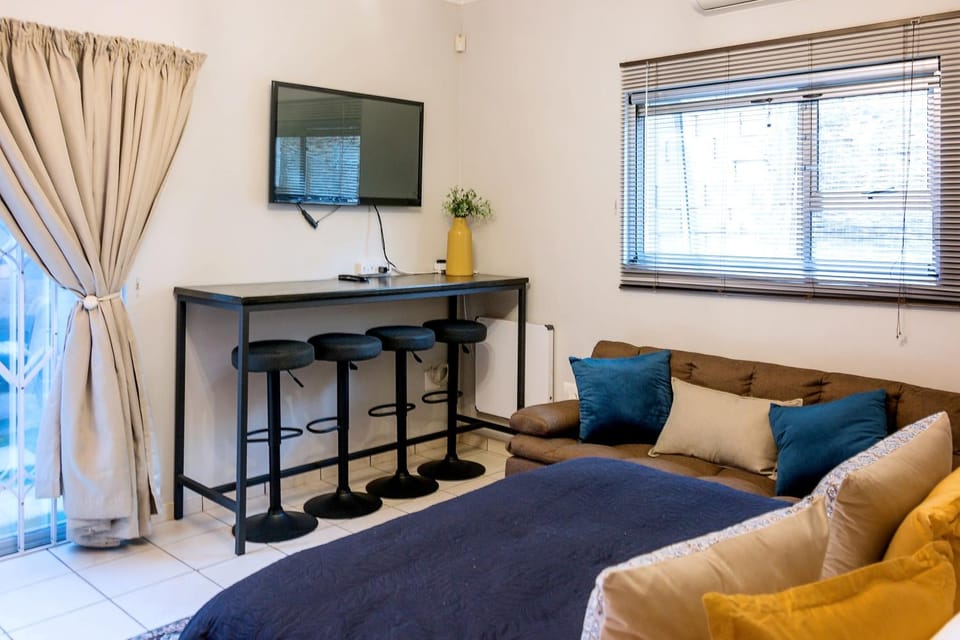 Bed, TV and multimedia, Living room, Photo of the whole room, Seating area, Bedroom