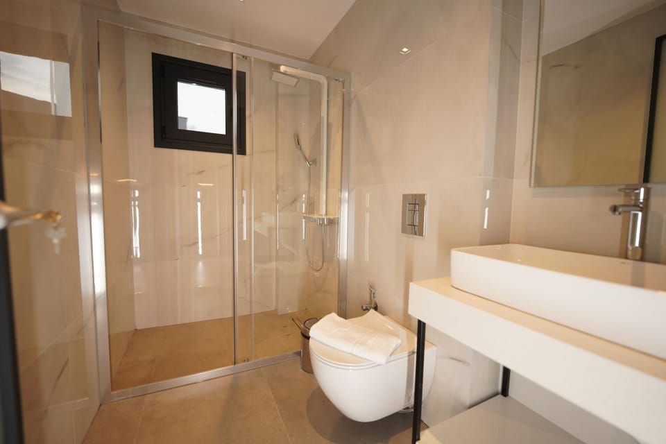 Shower, Toilet